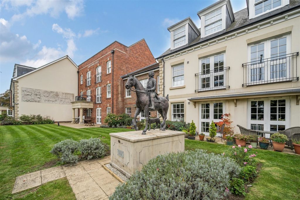 Hawthorn Lodge, Farnham