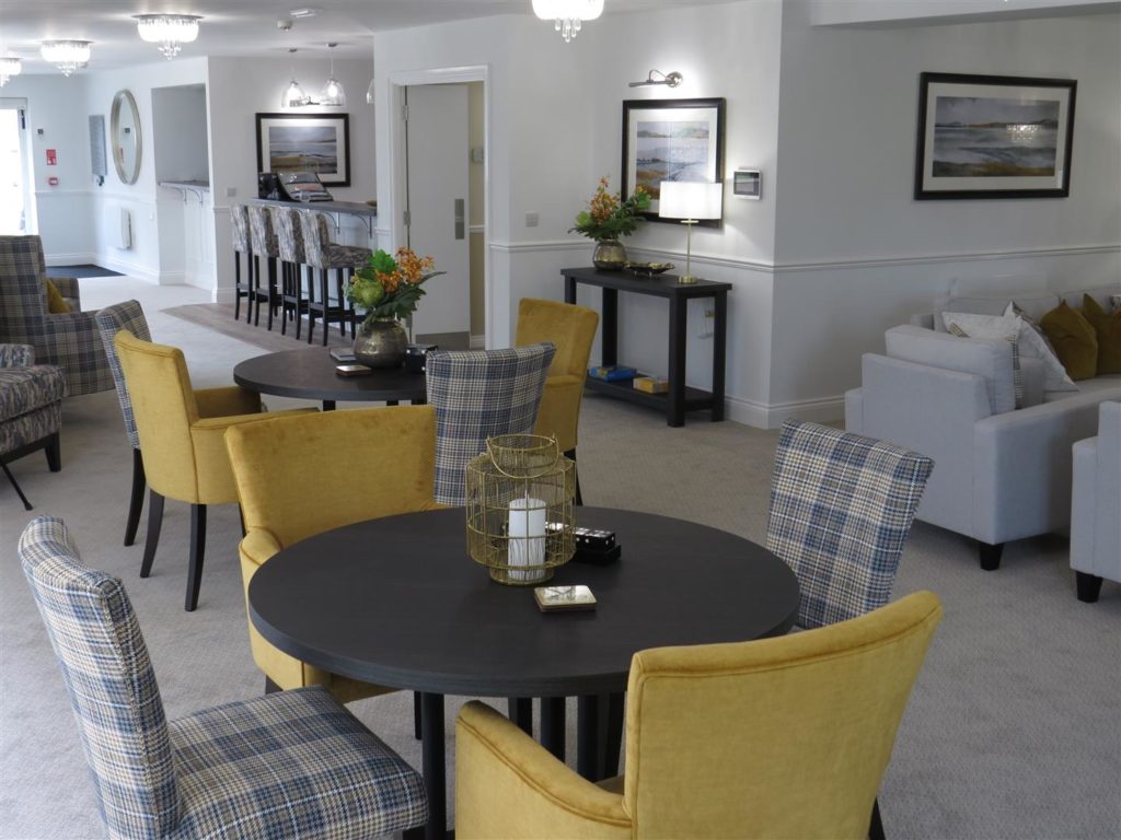 Clinton Lodge, 1b Queen Elizabeth Avenue, Lymington, SO41 9HN