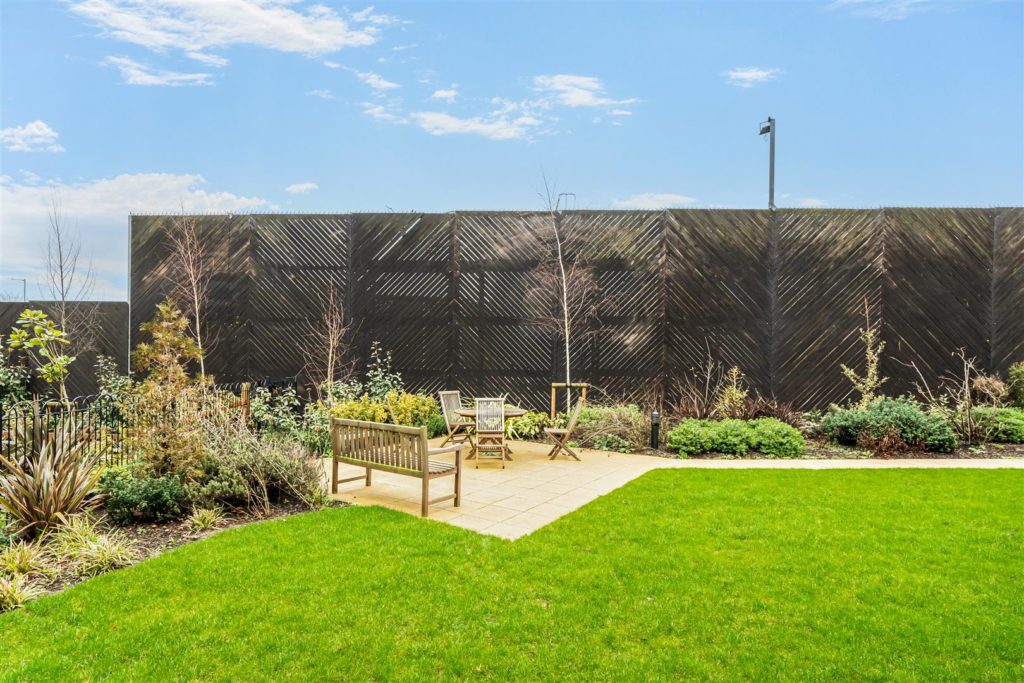 Invicta Lodge, Westwood Cross